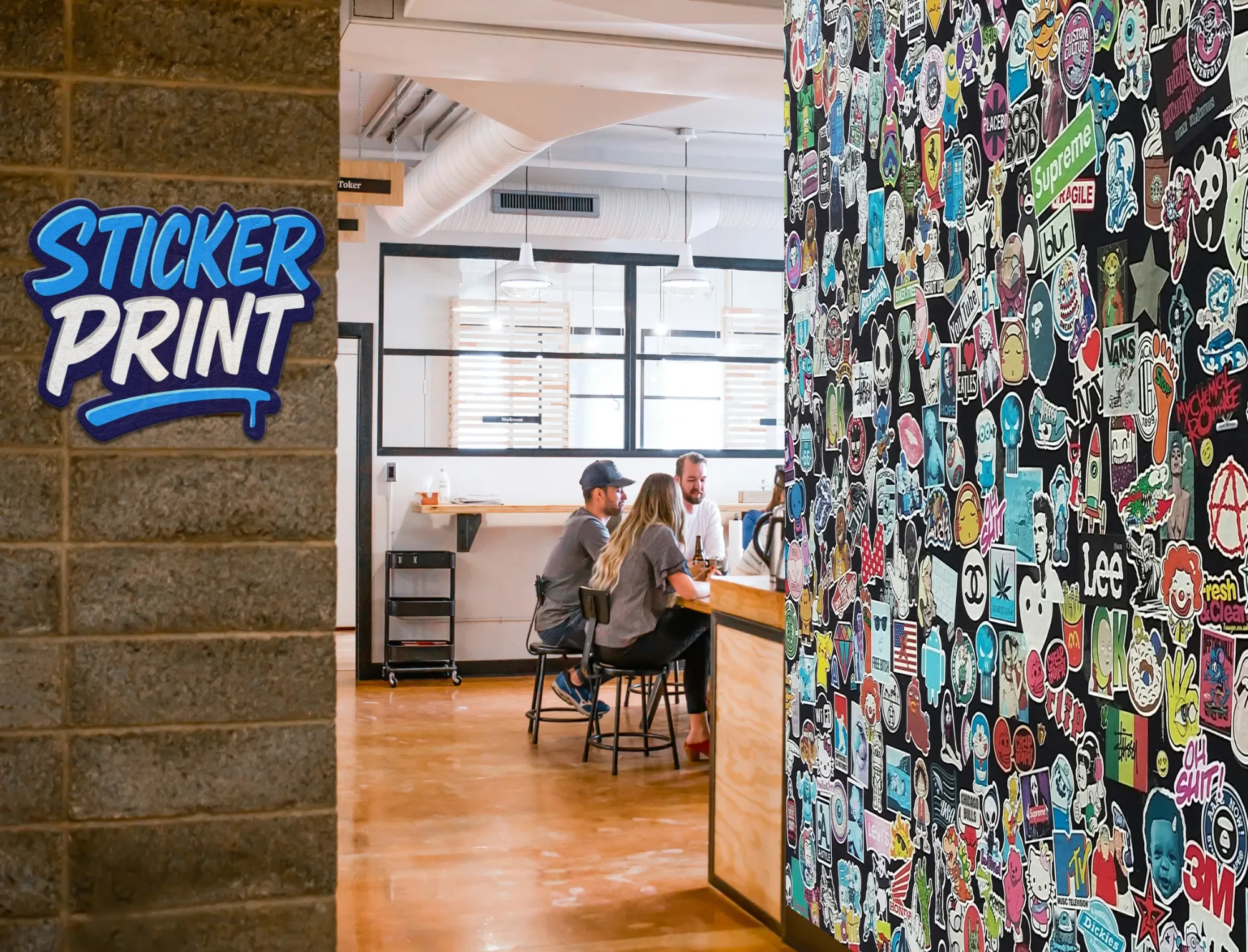 Lo studio Stickerprint con la parete di adesivi